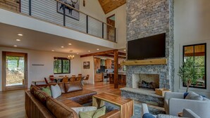 Ferienhaus, Mehrere Betten, Whirlpool, Bergblick (The Bear Cave at Eagles Nest) | Innenbereich
