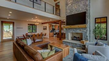 House, Multiple Beds, Hot Tub, Mountain View (The Bear Cave at Eagles Nest) | Interior