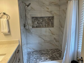 Shower, hair dryer, towels, soap - Downtown Woodstock Newly Renovated Home (Woodstock)