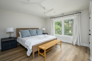 3 bedrooms, desk, iron/ironing board, free WiFi - Close to the Beach! Beautifully updated home! Pool heat included 3/28-4/25/26 (Hilton Head Island)