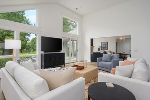 Smart-TV, Kamin, Stereoanlage, Arbeitsbereiche