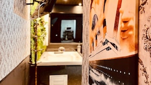A bathroom with a large poster, a mirror, and a sink. - Maison France (Campos do Jordão)