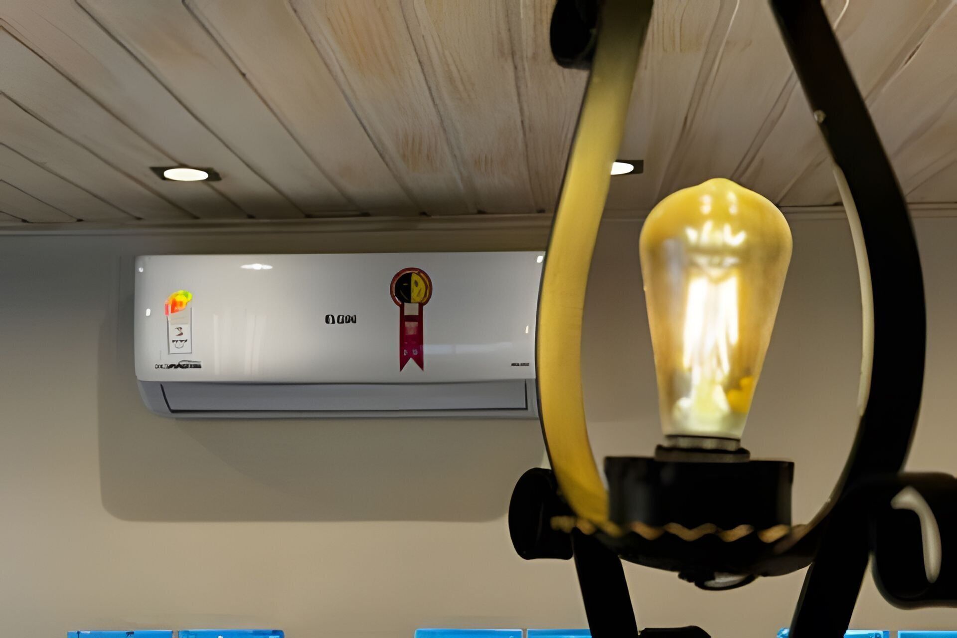 A room with a ceiling fan, an air conditioning unit, and a light bulb.