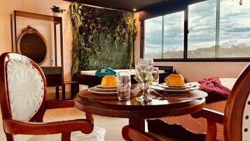 Espacio para trabajar con laptop y wifi gratis