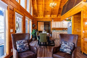 Family Cabin | Living room - Mountain Majesty By Ghosal Luxury Lodging (Gatlinburg)