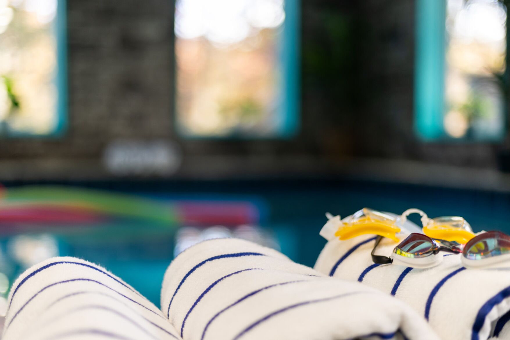 Un espace aménagé au bord de la piscine, avec des chaises longues et une piscine.