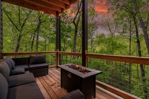 BBQ/picnic area - Mountain Majesty By Ghosal Luxury Lodging (Gatlinburg)