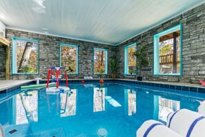 Indoor pool - Mountain Majesty By Ghosal Luxury Lodging (Gatlinburg)
