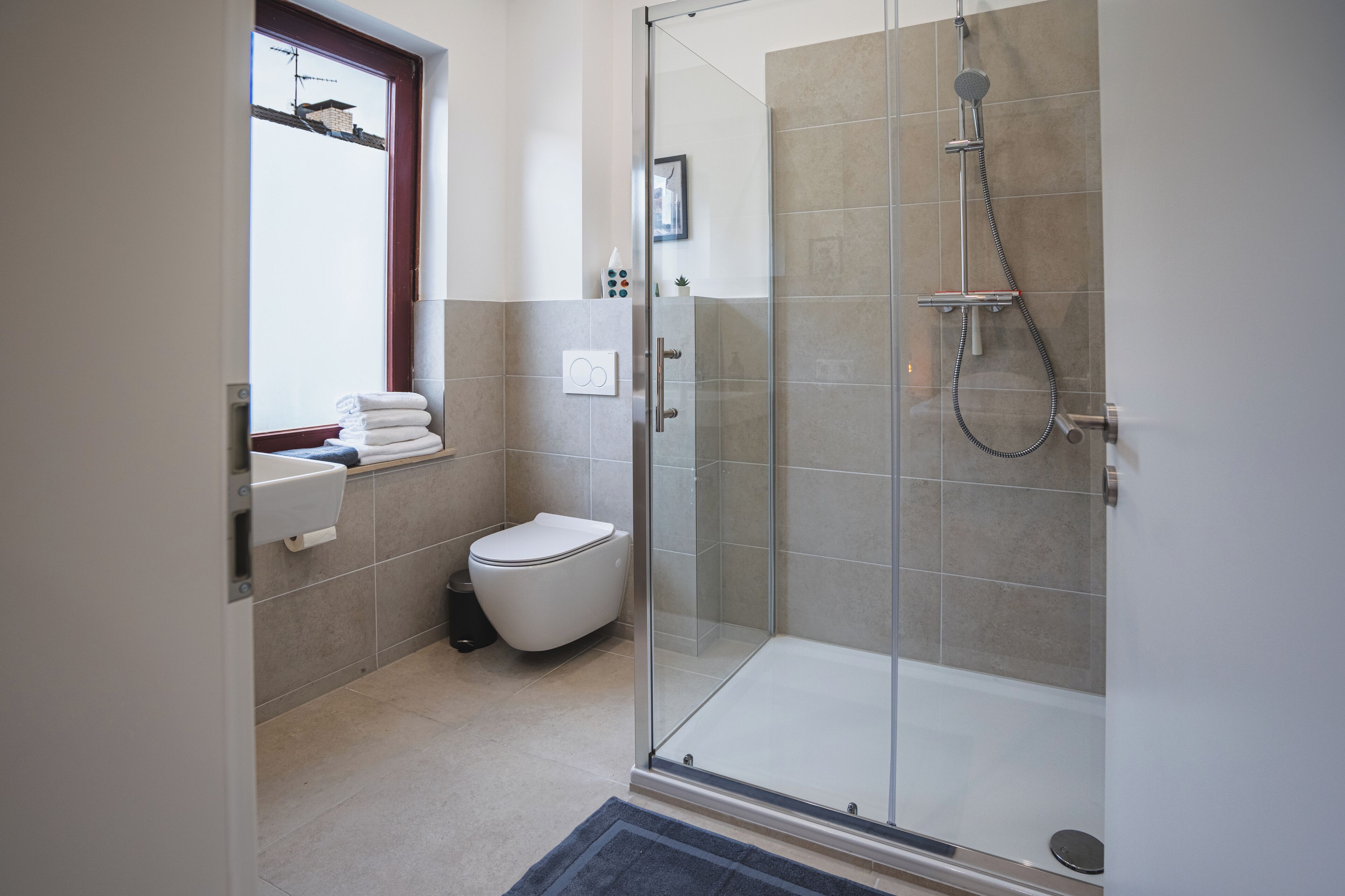 Dusche, Handtücher, Seife, Toilettenpapier
