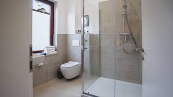 Doccia, asciugamani, sapone, carta igienica