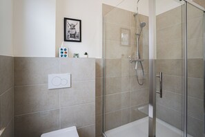 Shower, towels, soap, toilet paper - Wohnen im Herzen der Neustadt, dem Flüsseviertel! (Bremen)