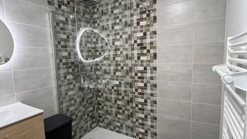 Dusche, Haartrockner, Handtücher, Seife