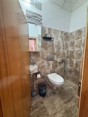 家庭客房 | 浴室 | 拖鞋、提供毛巾