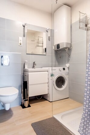 Haartrockner, Handtücher, Seife, Toilettenpapier