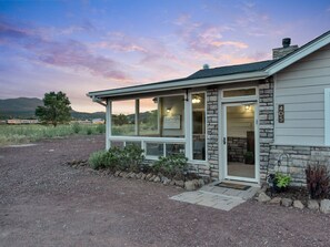 Exterior - HOT TUB - WALK TO FOOD, POLAR EXPRESS, DOWNTOWN. CLOSE TO GRAND CANYON!! DOGS OK (Williams)