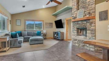 Smart TV, fireplace