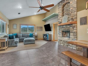Smart TV, fireplace - HOT TUB - WALK TO FOOD, POLAR EXPRESS, DOWNTOWN. CLOSE TO GRAND CANYON!! DOGS OK (Williams)