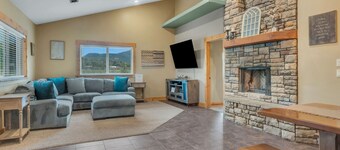 HOT TUB - WALK TO FOOD, POLAR EXPRESS, DOWNTOWN. CLOSE TO GRAND CANYON!! DOGS OK