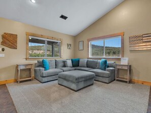 Smart TV, fireplace - HOT TUB - WALK TO FOOD, POLAR EXPRESS, DOWNTOWN. CLOSE TO GRAND CANYON!! DOGS OK (Williams)