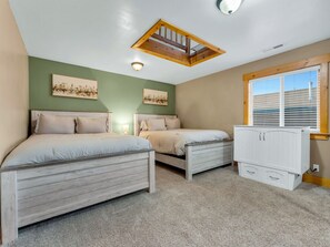 4 bedrooms, iron/ironing board, travel cot, free WiFi - HOT TUB - WALK TO FOOD, POLAR EXPRESS, DOWNTOWN. CLOSE TO GRAND CANYON!! DOGS OK (Williams)