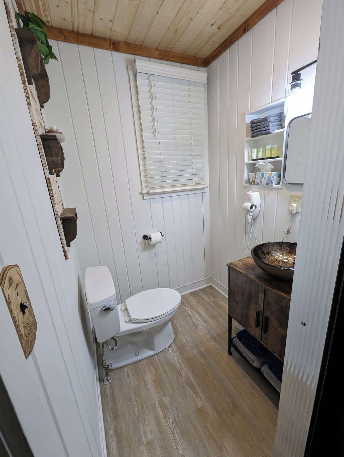 Sèche-cheveux, serviettes fournies