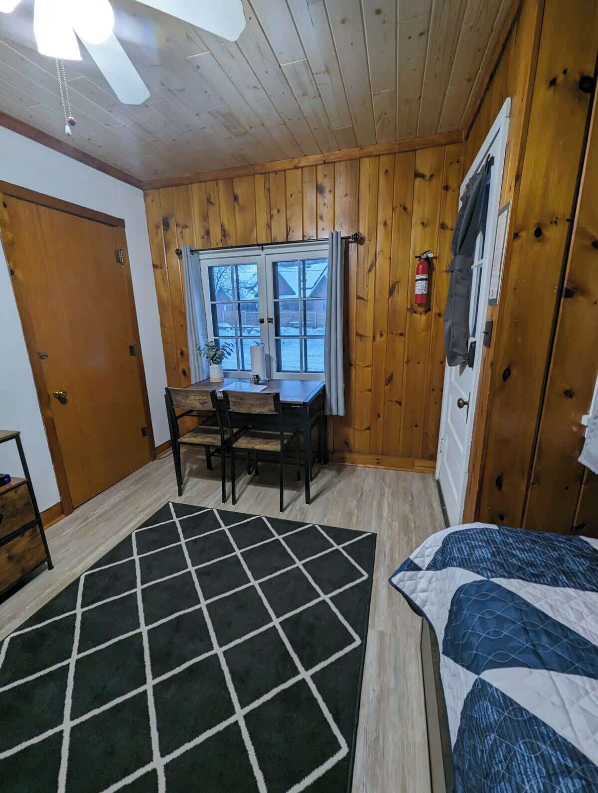 Fer et planche à repasser, lit parapluie, Wi-Fi gratuit, draps fournis