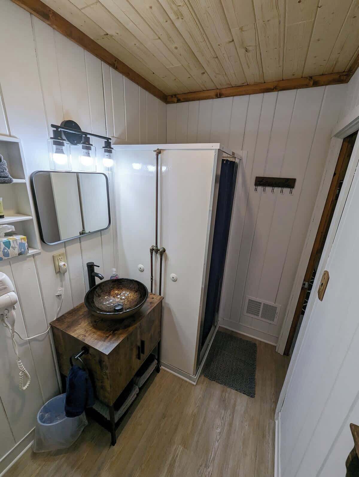 Shower, hair dryer, towels, shampoo