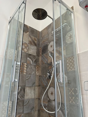 Dusche, Haartrockner, Bidet, Handtücher