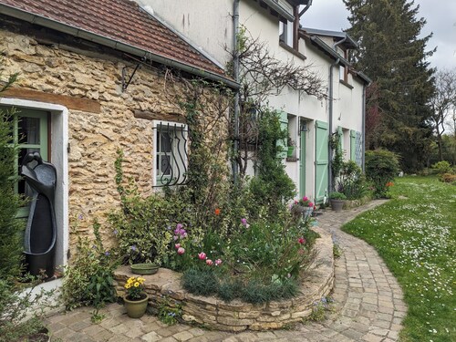 Detached gîte on private property on the edge of the Rambouillet forest.