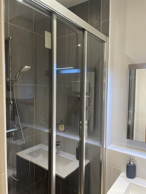 Doccia, asciugacapelli, asciugamani, sapone