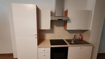 Fridge, oven, stovetop, cookware/dishes/utensils