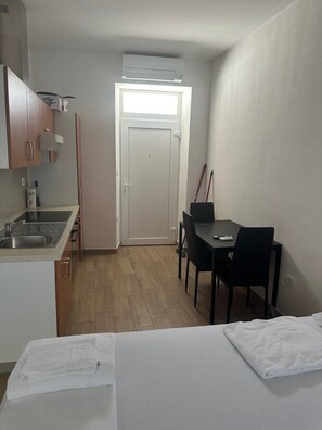 WiFi, bed sheets - Comfortable Studio in Koper with Private Bathroom (Koper)