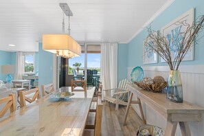 Dining - 3BR 3BA Bright & Beautiful 'Newly Renovated' Beach Condo!! Water and Sunset View (Destin)
