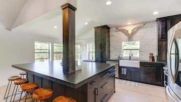 Kühlschrank, Mikrowelle, Herdplatte, Geschirrspüler