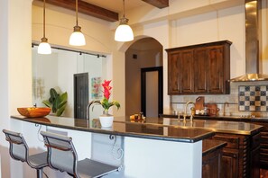 Fridge, microwave, stovetop, dishwasher - Walk to Boat Launch: Stylish Austin Gem (Austin)