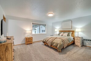 3 bedrooms, WiFi, bed sheets - 'The Crab Shack' Westport Home Half-Mi to Beach! (Westport)