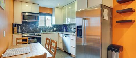 Frigorífico, microondas, horno y placa de cocina