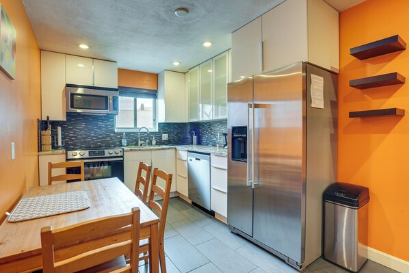 Refrigerador, microondas, horno y parrilla de estufa 