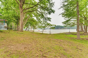 A park with trees, a picnic table, and a view of a body of water. - Lakefront Cottage in Clear Springs w/ Deck & Patio (New Braunfels)