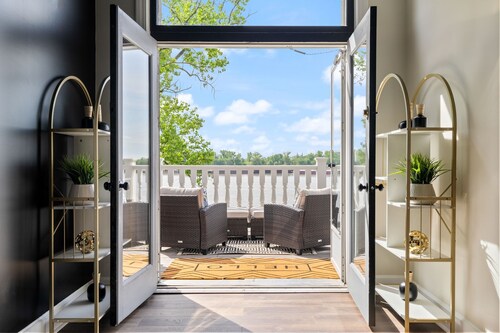 Riverfront Estate w/ Hot Tub Pets Luxe Amenities WalknDine Views