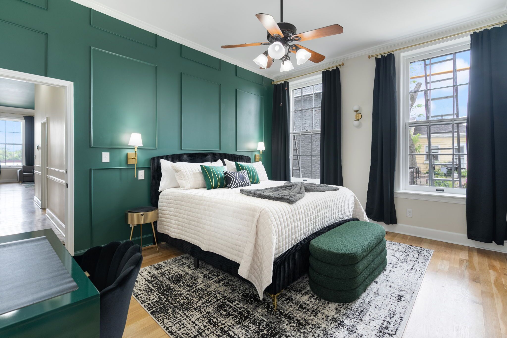 8 Schlafzimmer, Schreibtisch, Bügeleisen/Bügelbrett, Reisekinderbett