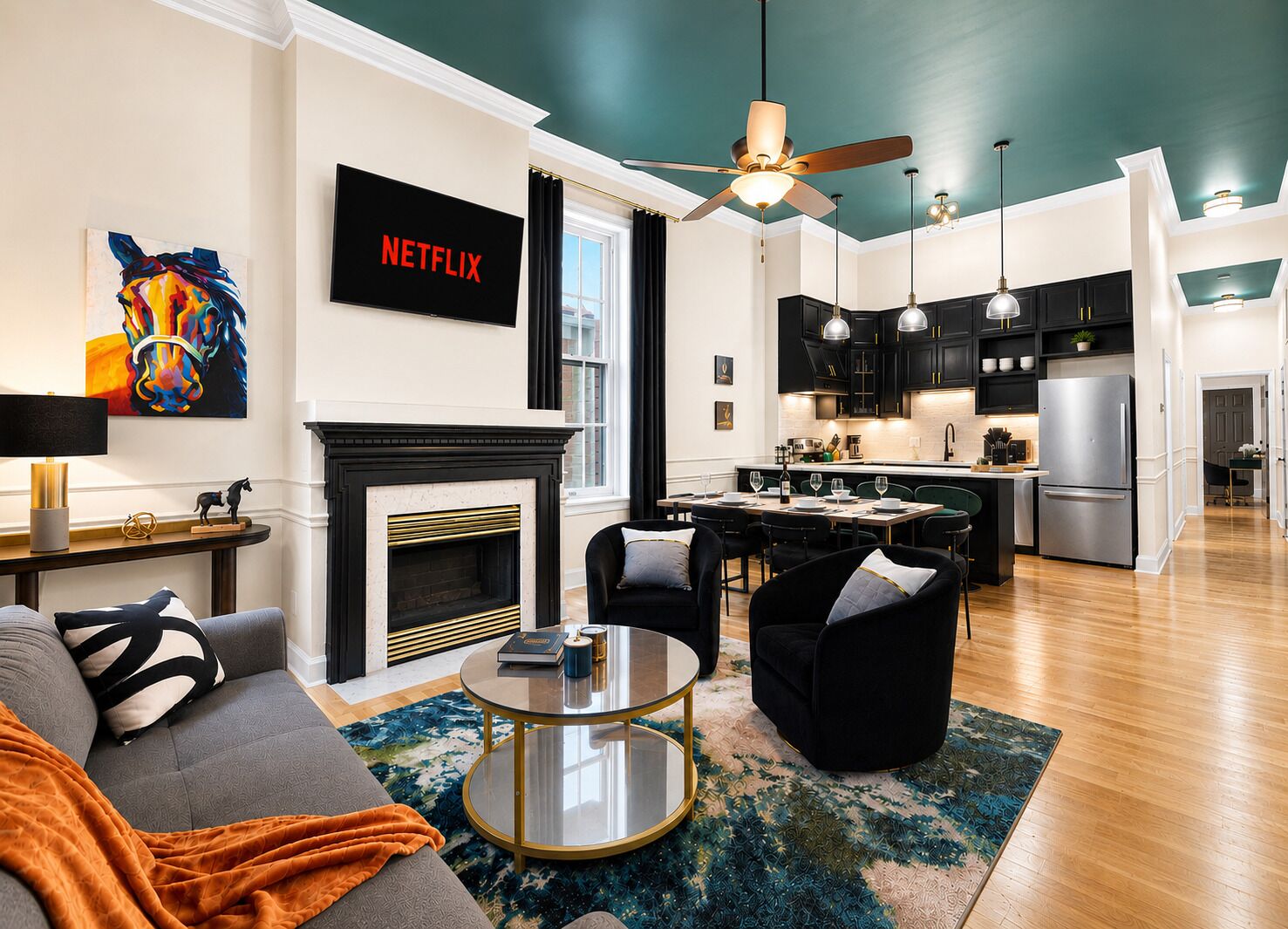 TV connectée, cheminée, livres