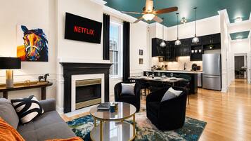 TV connectée, cheminée, livres