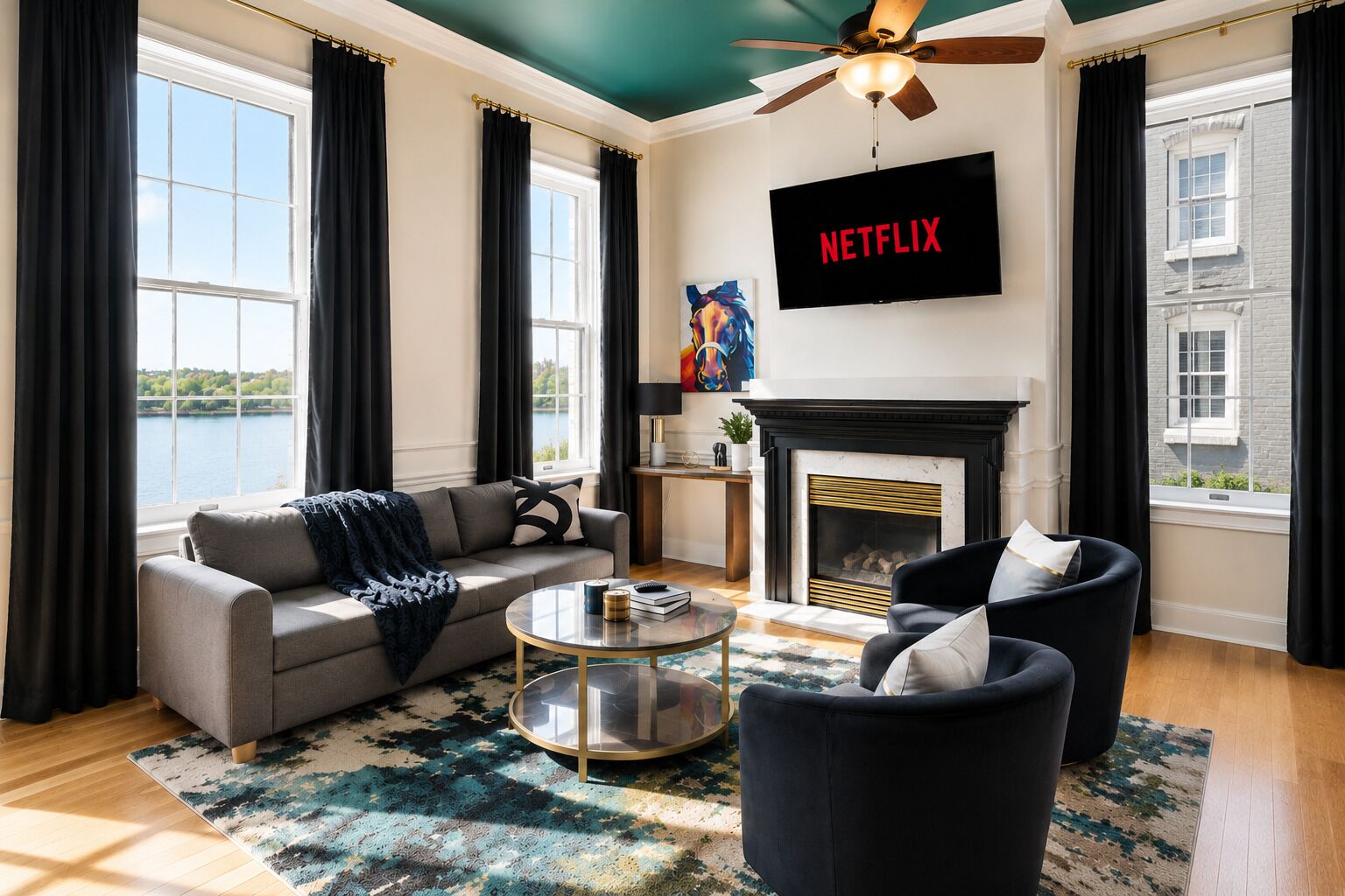 TV connectée, cheminée, livres