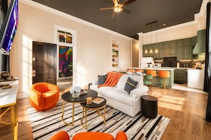 Smart TV, chimenea y libros 