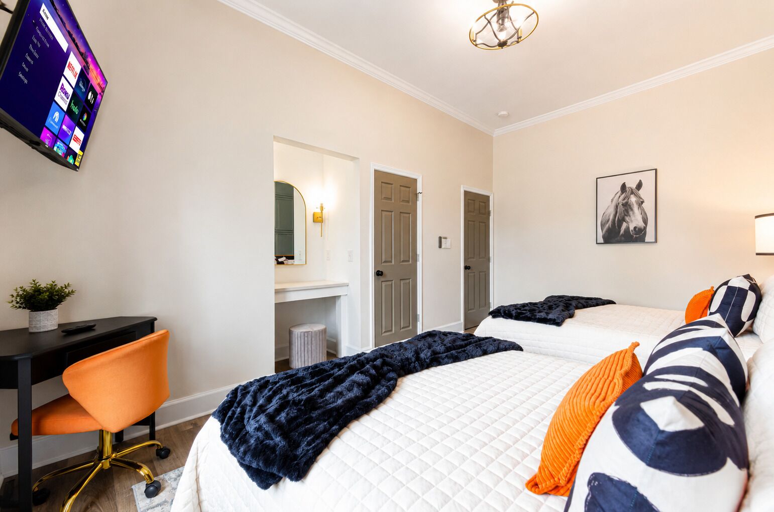 8 Schlafzimmer, Schreibtisch, Bügeleisen/Bügelbrett, Reisekinderbett