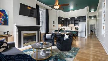 Smart-TV, Kamin, BĂŒcher