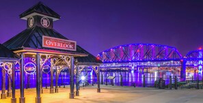 Un parc d’attractions aux couleurs vives, avec une grande roue et un panneau indiquant « JEFERSONVILLE OVERLOOK ».
