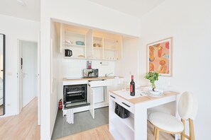 Réfrigérateur, micro-ondes, four, plaque de cuisson