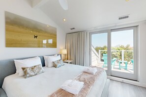 4 عدّة غرف نوم وخدمة الإنترنت وملاءات أسرّة